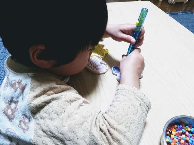ペンを使っている3歳の息子